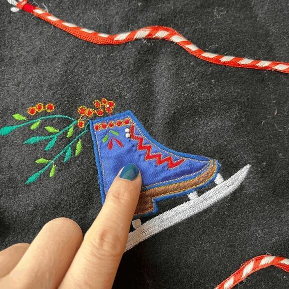 Keren Hart Embroidered Wool Vest Ice Skates Holiday Motif Size M Christmas - Picture 6 of 12
